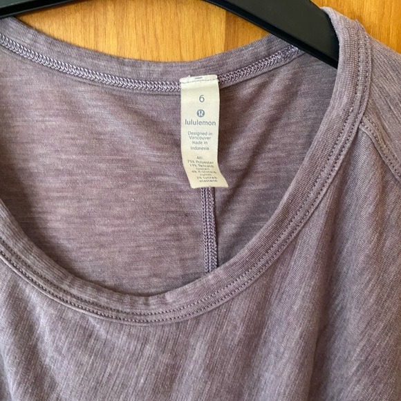 Lululemon T-shirt size 6, fits a small or medium - Picture 2 of 3
